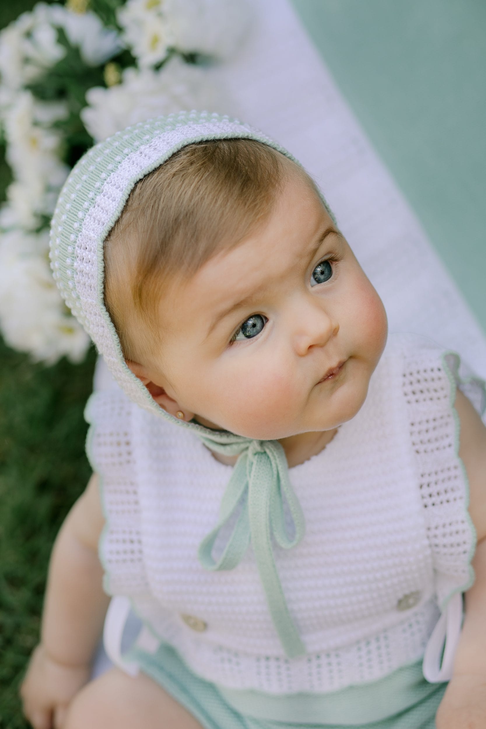 Bebé con conjunto de punto blanco y verde agua de Paz Rodríguez – ropa infantil de primavera verano