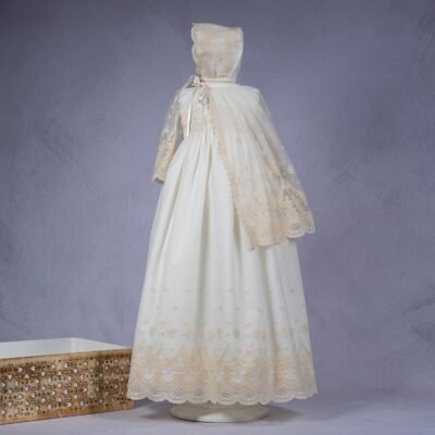 BATON DE CRISTIANAR TUL BORDADO CON CAPA Y CAPOTA – MARCAS