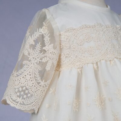 BATON DE CRISTIANAR TUL BORDADO CON CAPA Y CAPOTA – MARCAS