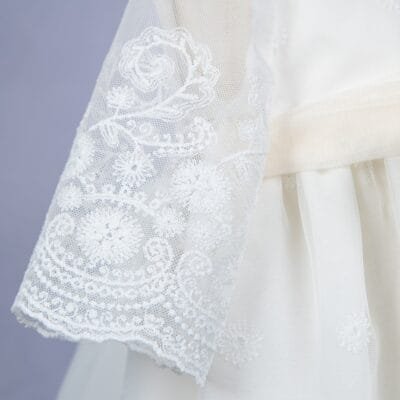 BATON DE CRISTIANAR TUL BORDADO CON CAPA Y CAPOTA – MARCAS